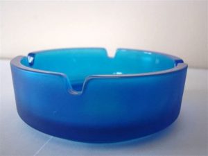 Aschenbecher aus Glas, rund, blau