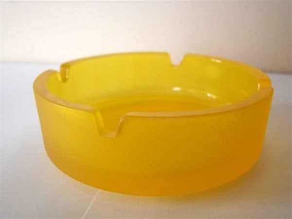 Aschenbecher aus Glas, rund, gelb